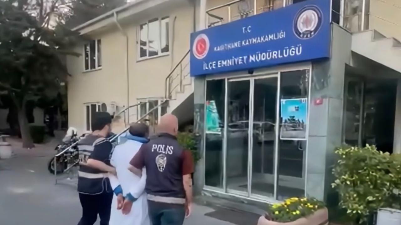 Türk bayrağını yere atan şüpheli yakalandı 1 turk bayragini yere atan supheli yakalandi a33b49cf5efc