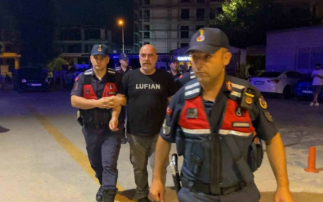 Bursa'da uyuşturucu operasyonunda gözaltına alınan yönetmen Ezel Akay’ın evinden şok görüntüler! 9 uyusturucudan gozaltina alinan ezel akayin kenevir tarlasina cevirdigi evinden sok goruntuler b10e88cc7261