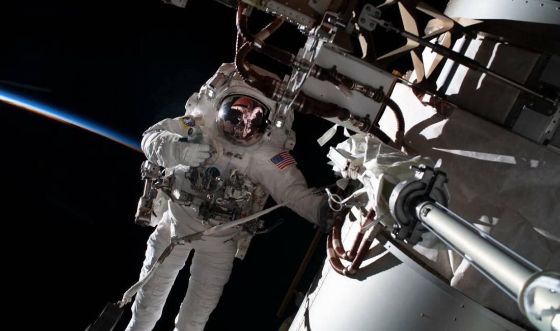 Uzayda ilk robotik kurtarma operasyonu: NASA düşen teleskobun peşinde NASA, yörüngeden çıkarak Dünya'ya doğru sürüklenen Swift Uzay Teleskobunu kurtarmak