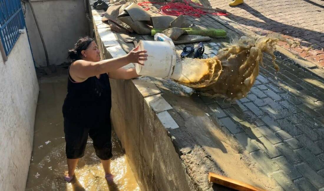 Vana patladı, daireyi su bastı! Kovalarla tahliye ettiler İstanbul Avcılar’da tatile giden ailenin oturduğu giriş katındaki dairenin su