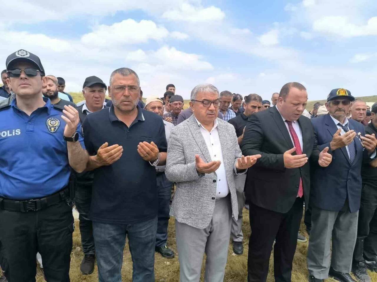 Vefat eden Kıbrıs gazisi son yolculuğuna uğurlandı 2 vefat eden kibris gazisi son yolculuguna ugurlandi 8351f86cd9a8