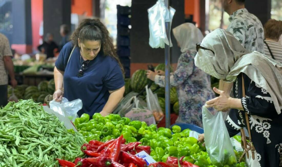 Bursa’da 120 liralık fiyatıyla pazarın şampiyonu! İşte tezgahtaki en yüksek ve en düşük ürünler Bursa'da semt pazarlarında sebze fiyatları vatandaşın bütçesini zorlamaya devam ediyor.