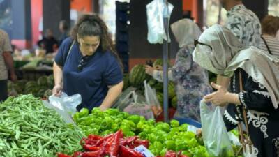 Bursa'da semt pazarlarında sebze fiyatları vatandaşın bütçesini zorlamaya devam ediyor.