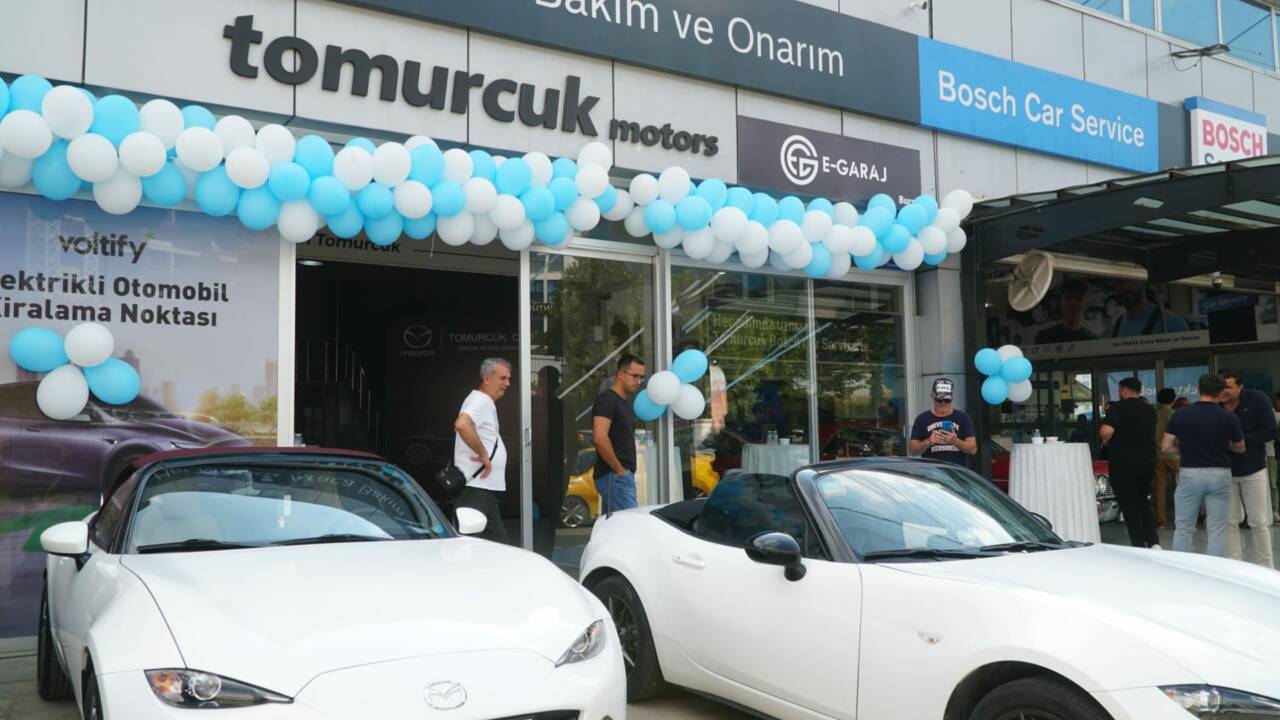 Bursa'da otomobil tutkunlarını buluşturan etkinlikle sürpriz konuk! Ünlü sanatçı da katıldı... 3 whatsapp image 2026 07 05 at 103328
