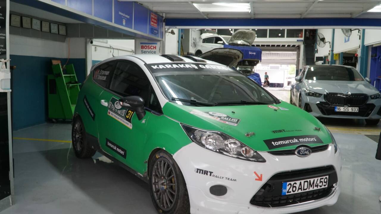 Bursa'da otomobil tutkunlarını buluşturan etkinlikle sürpriz konuk! Ünlü sanatçı da katıldı... 5 whatsapp image 2026 07 05 at 103329 2