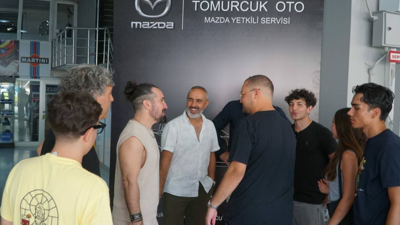 Bursa'da otomobil tutkunlarını buluşturan etkinlikle sürpriz konuk! Ünlü sanatçı da katıldı... 8 whatsapp image 2026 07 05 at 103330 1