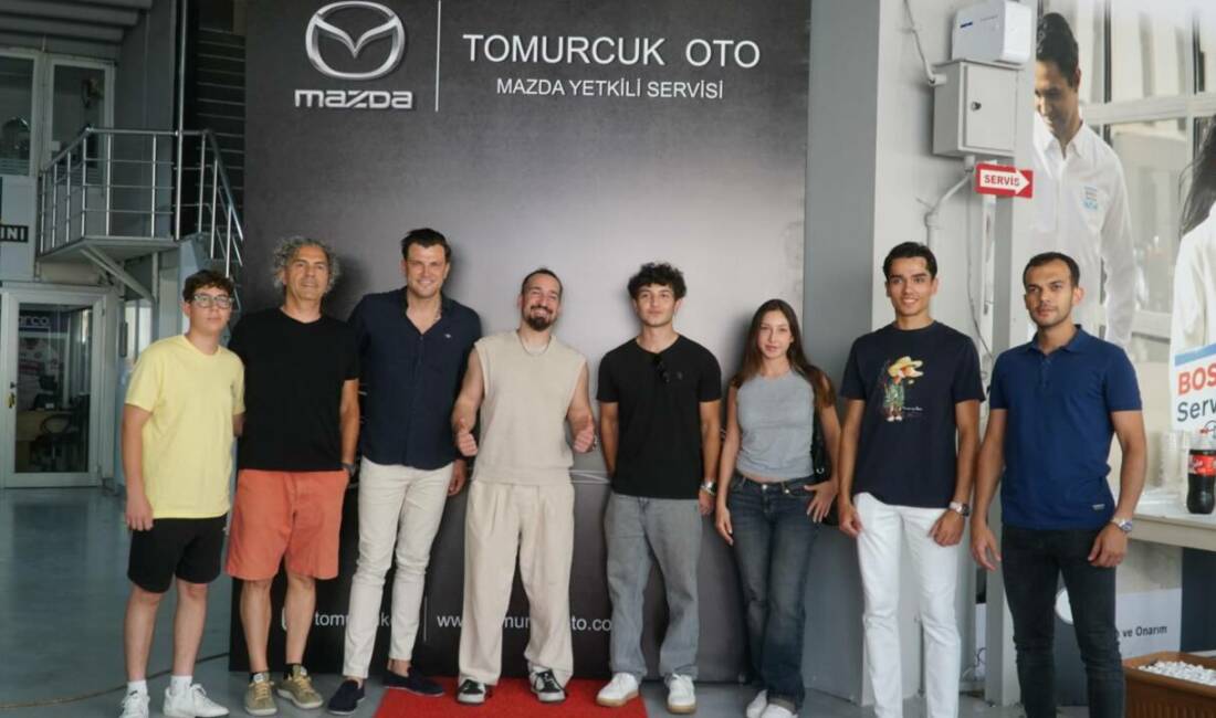 Bursa’da otomobil tutkunlarını buluşturan etkinlikle sürpriz konuk! Ünlü sanatçı da katıldı… Bursa’da faaliyet gösteren Tomurcuk Oto Mazda Yetkili Servisi, düzenlediği özel