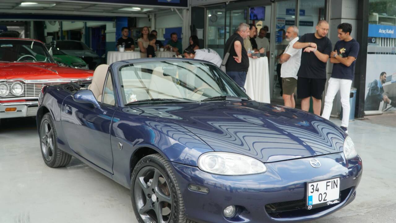 Bursa'da otomobil tutkunlarını buluşturan etkinlikle sürpriz konuk! Ünlü sanatçı da katıldı... 2 whatsapp image 2026 07 05 at 103330