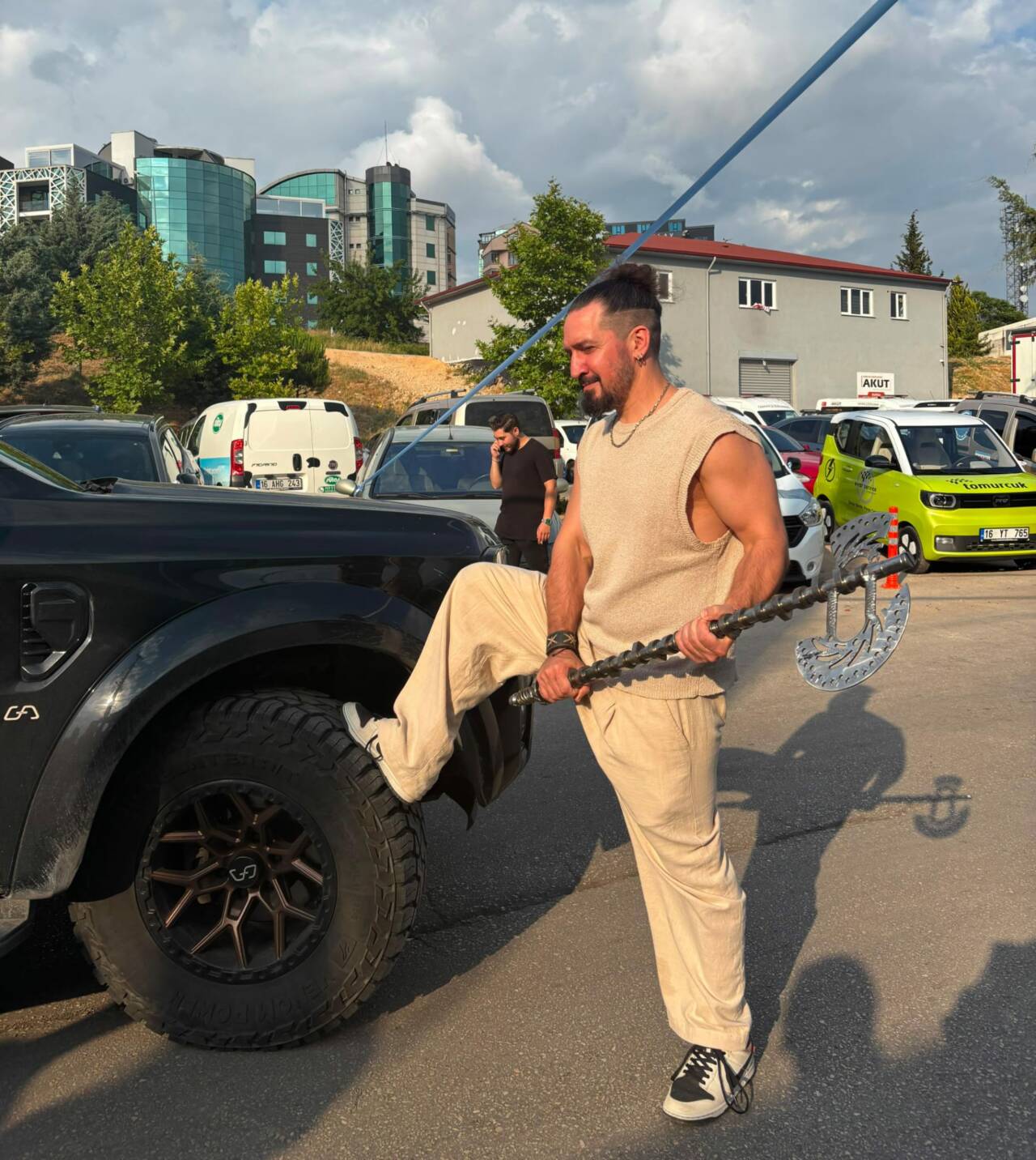 Bursa'da otomobil tutkunlarını buluşturan etkinlikle sürpriz konuk! Ünlü sanatçı da katıldı... 4 whatsapp image 2026 07 05 at 103331 1