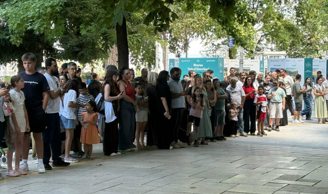 Bursa’da turistler oraya akın etti! Hayranlıkla izlediler… Bursa'da Osmanlı Devleti'nin kurucusu Osman Gazi'nin türbesinde her saat başı