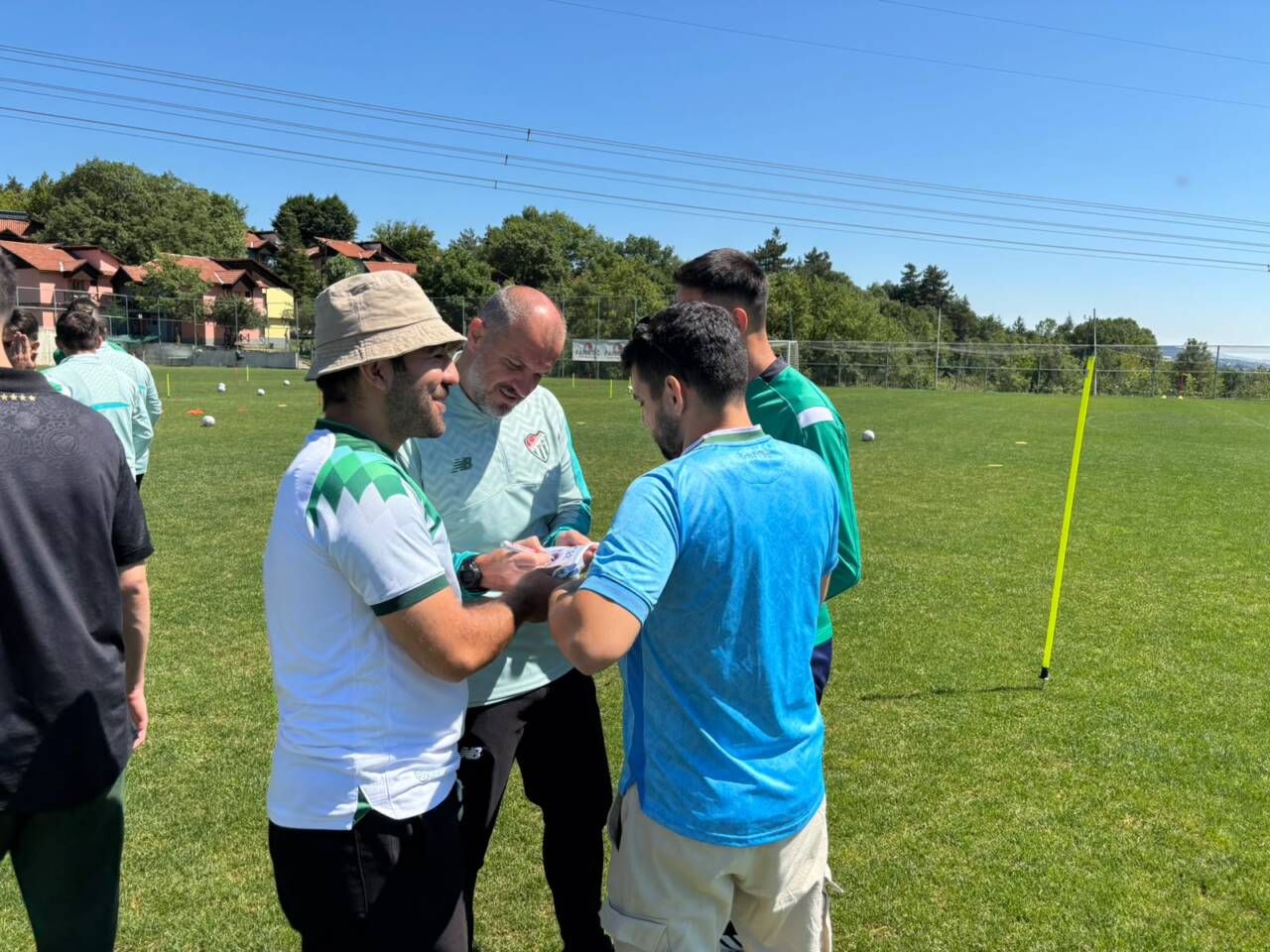 Bursaspor antrenmanına sürpriz ziyaret 4 whatsapp image 2026 07 12 at 111344 1