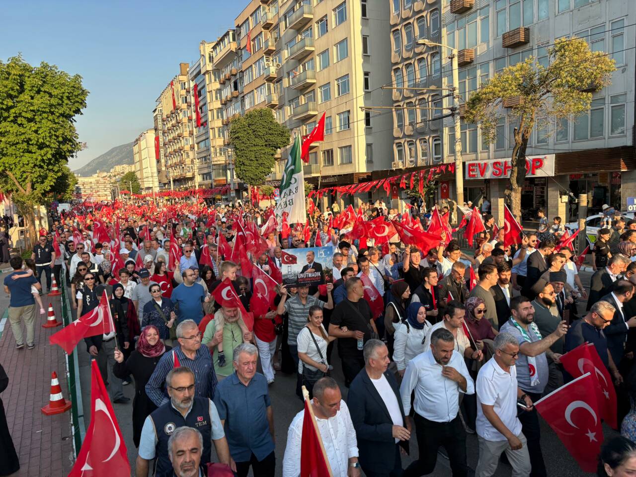 Bursa, 15 Temmuz için tek yürek! İşte Heykel'de dev yürüyüş... 2 whatsapp image 2026 07 15 at 195241 2
