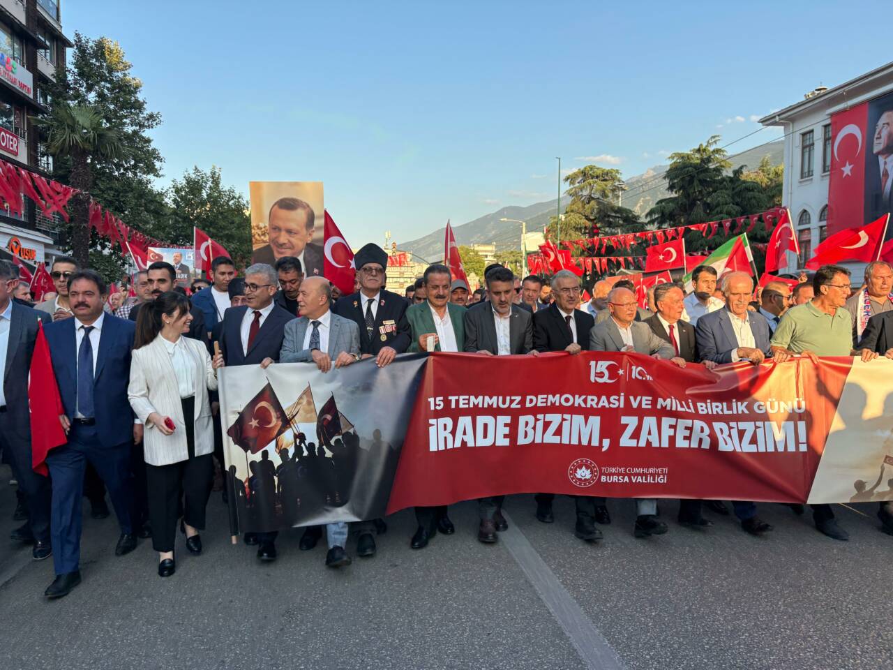 Bursa, 15 Temmuz için tek yürek! İşte Heykel'de dev yürüyüş... 3 whatsapp image 2026 07 15 at 195241