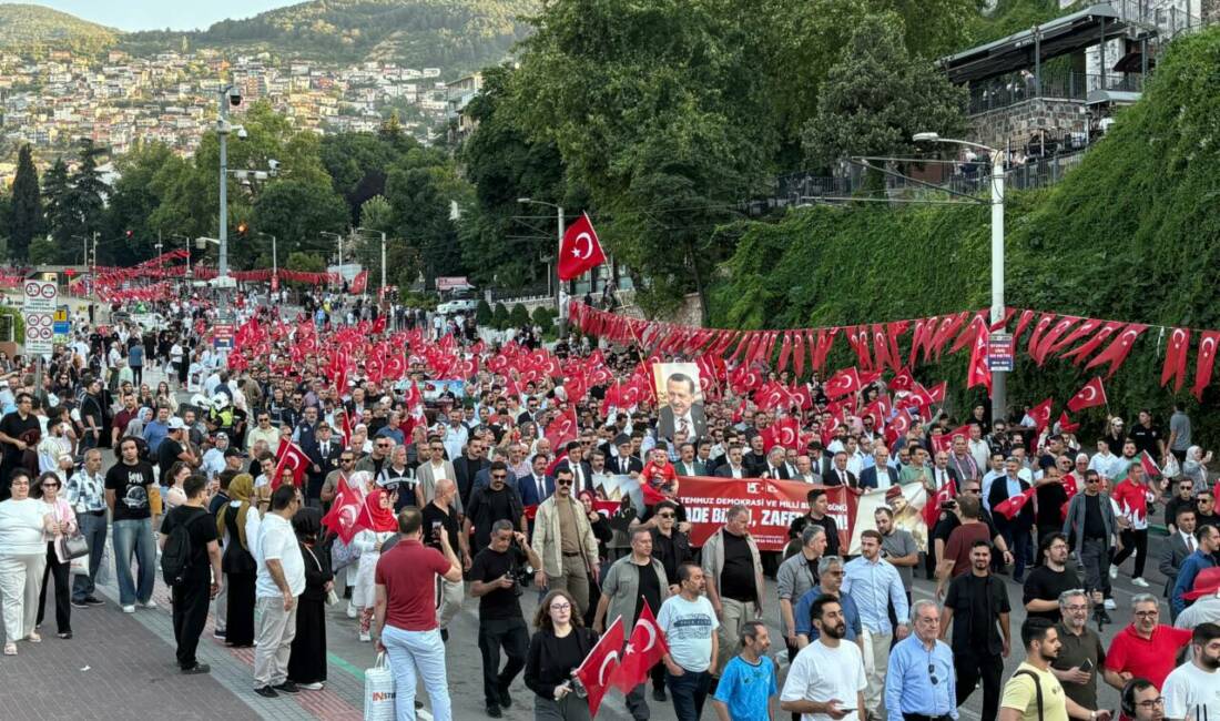 Bursa, 15 Temmuz için tek yürek! İşte Heykel’de dev yürüyüş… Bursa’da 15 Temmuz’un 10. yılında düzenlenen Demokrasi ve Bayrak Yürüyüşü’nde
