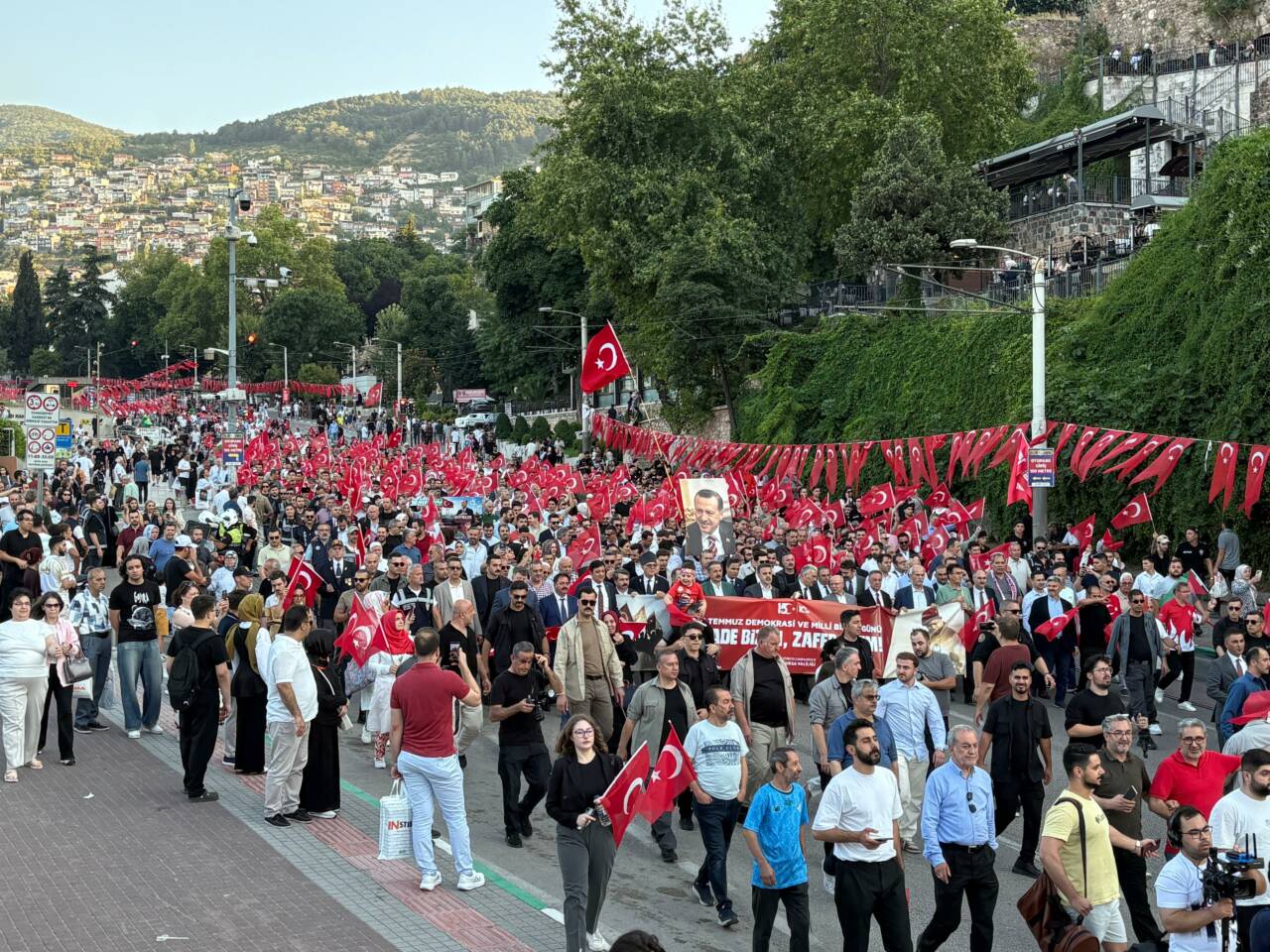 Bursa’da 15 Temmuz’un 10. yılında düzenlenen Demokrasi ve Bayrak Yürüyüşü’nde