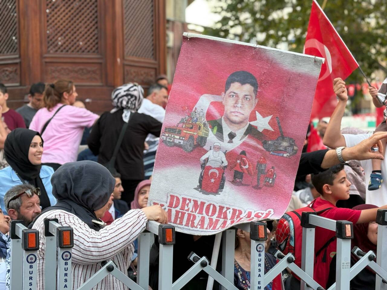 Bursa'da 15 Temmuz ruhu arşa çıktı! Meydanlar doldu taştı 4 whatsapp image 2026 07 15 at 205510 1
