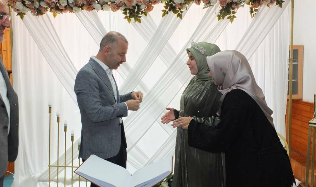 Bursa’da görme engelli Münevver Soroklu’nun hafızlık sevinci Nilüfer Kaymakamı Murat Süzen ve eşi Nuray Süzen, Nilüfer İlçe