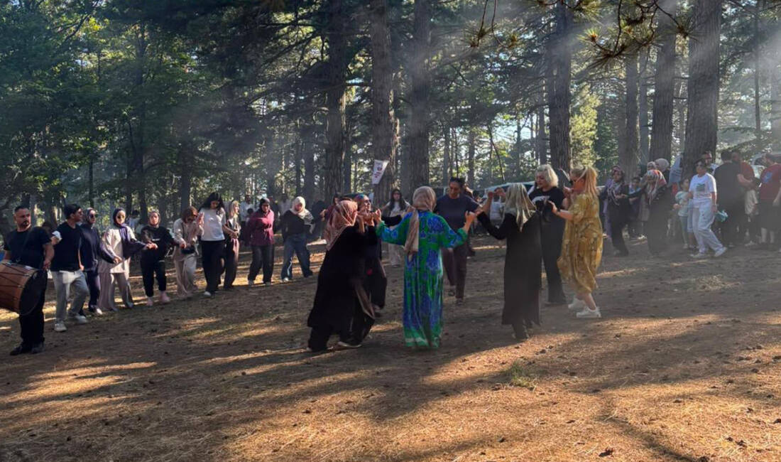 Binlerce Erzincanlı Bursa’da tek yürek oldu! Piknik şöleninden renkli görüntüler Bursa Erzincanlılar Derneği tarafından düzenlenen Geleneksel Piknik Şöleni, Hüseyinalan Mesire
