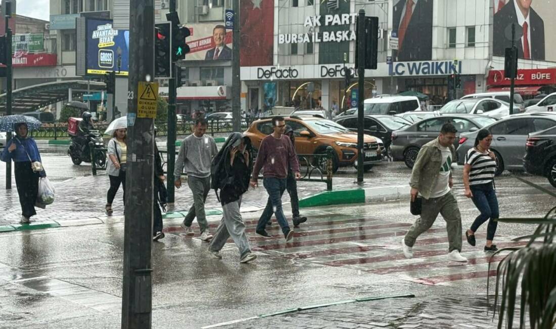 Bursa’da vatandaşlar kaçacak yer aradı! İşte merkezden yağmur manzaraları… Bursa Valiliği’nin kuvvetli yağış uyarısının ardından kentte beklenen sağanak etkisini