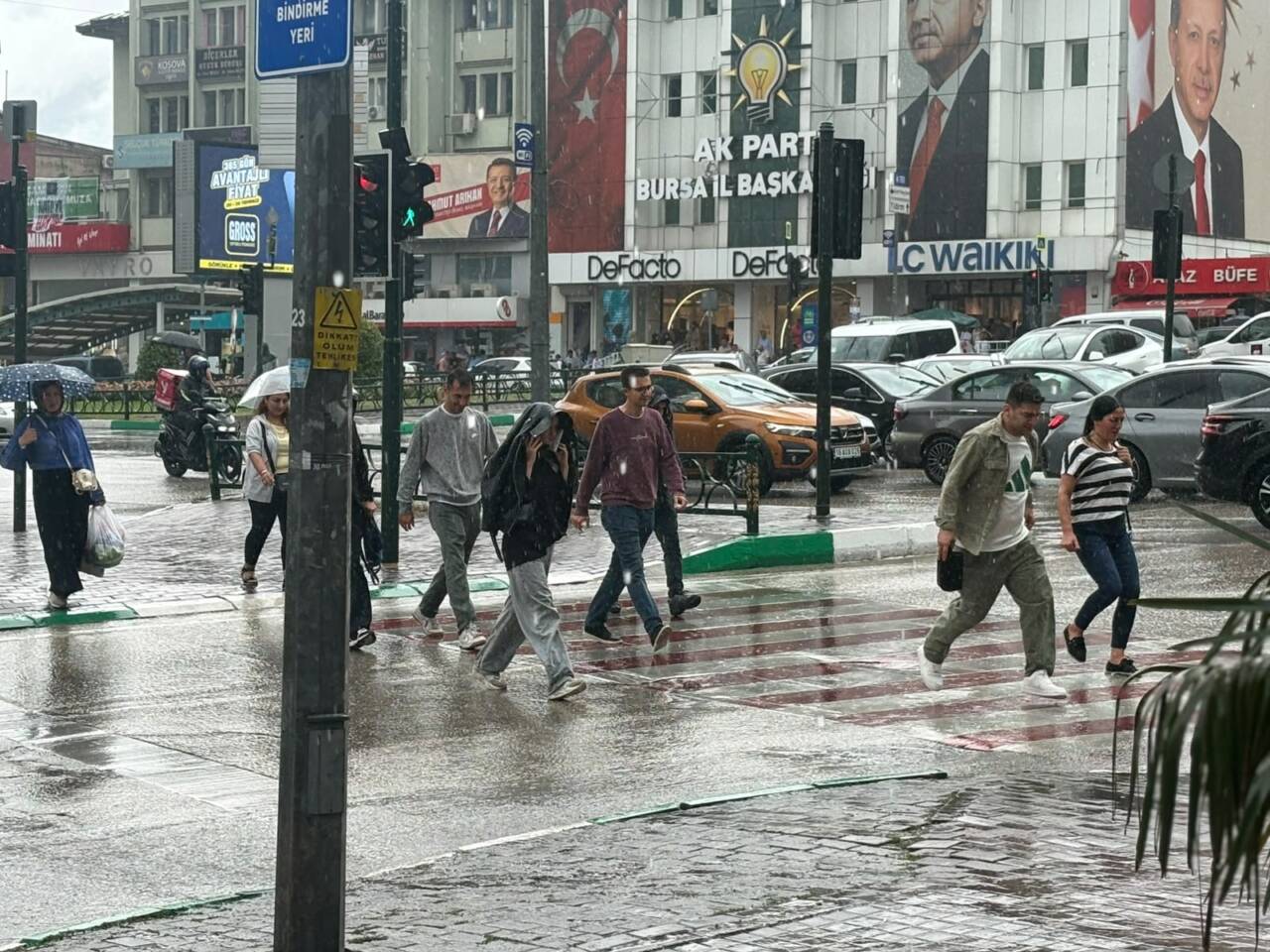 Bursa'da vatandaşlar kaçacak yer aradı! İşte merkezden yağmur manzaraları... 3 whatsapp image 2026 07 25 at 140955 1