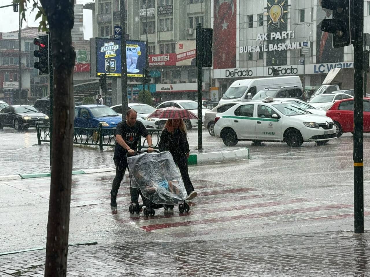 Bursa'da vatandaşlar kaçacak yer aradı! İşte merkezden yağmur manzaraları... 2 whatsapp image 2026 07 25 at 140955
