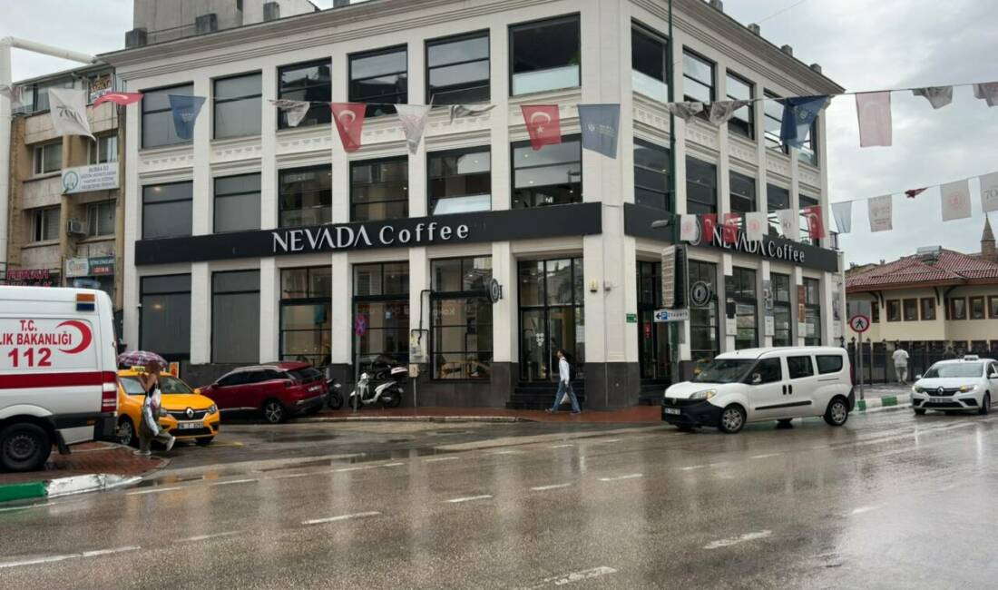 Bursalılar her gün önünden geçiyor! Efsane binanın hikayesini bilen çok az… Bir zamanlar önünde uzun bilet kuyruklarının oluştuğu, tiyatro oyunlarının sahnelendiği,
