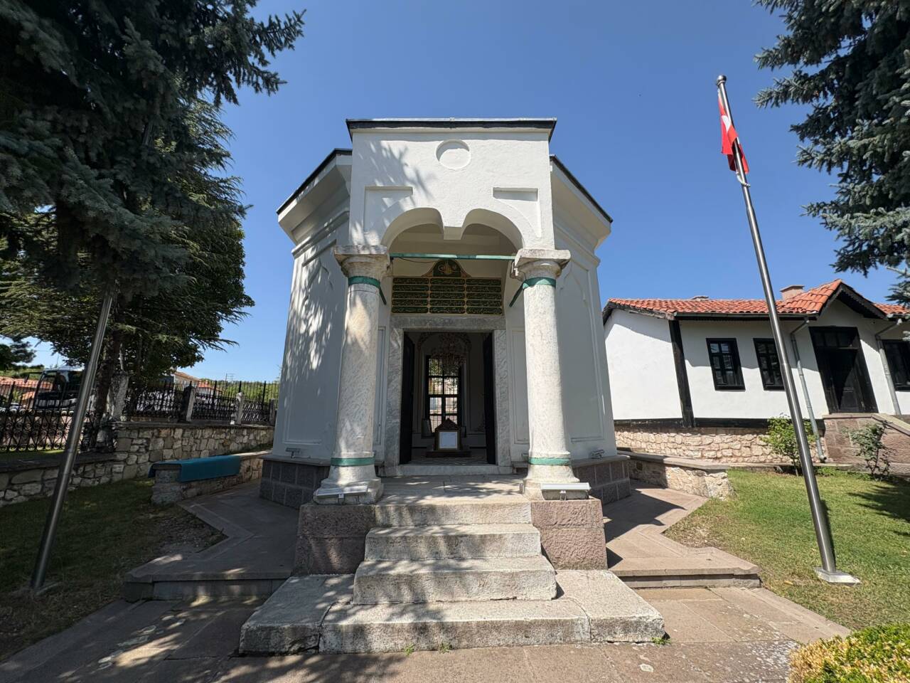 Bursa'dan tarihin kalbine yolculuk! İlk durak Hayme Ana Türbesi 4 whatsapp image 2026 07 27 at 115934