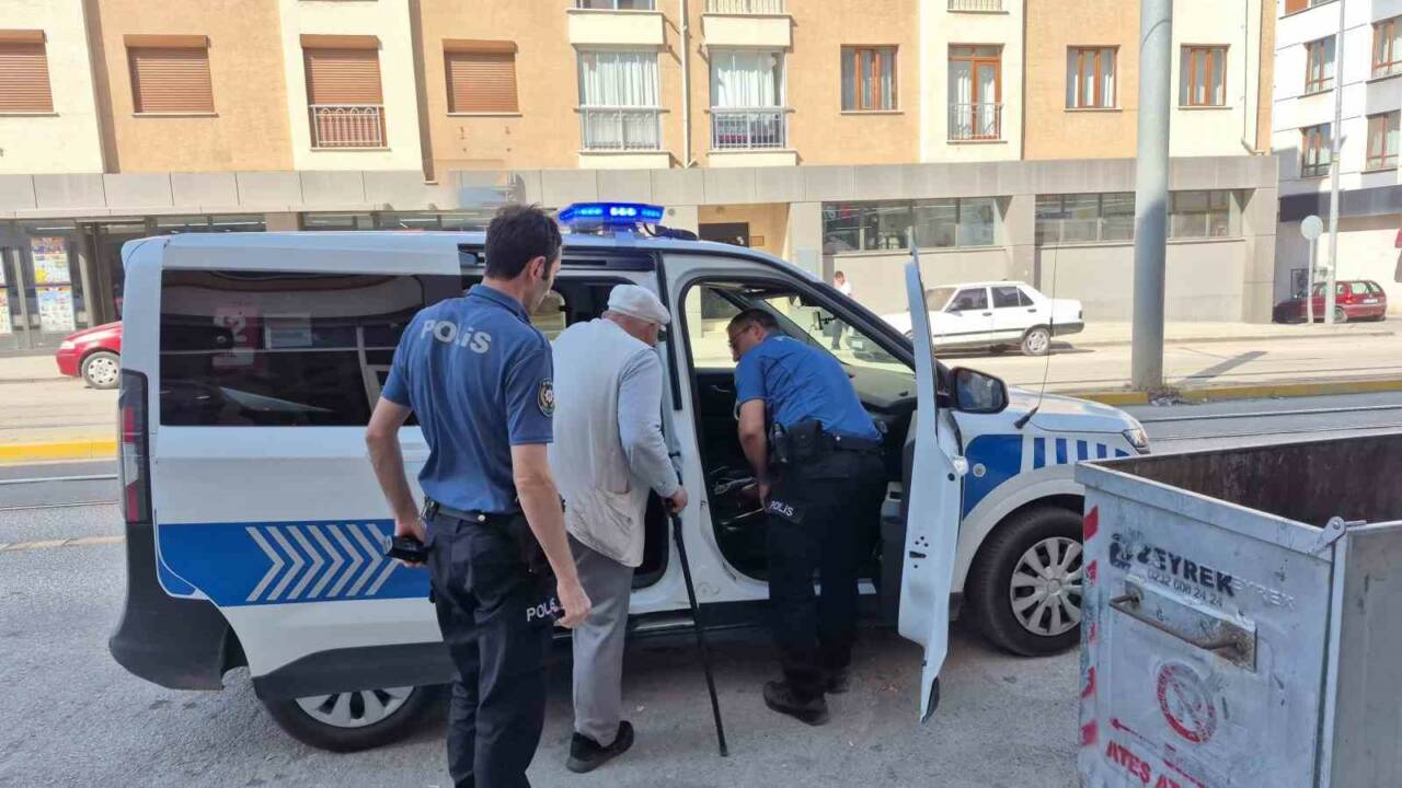 yasli adam milyonlarca lira dolandirilmaktan son anda kurtarildi 71ff337efd39