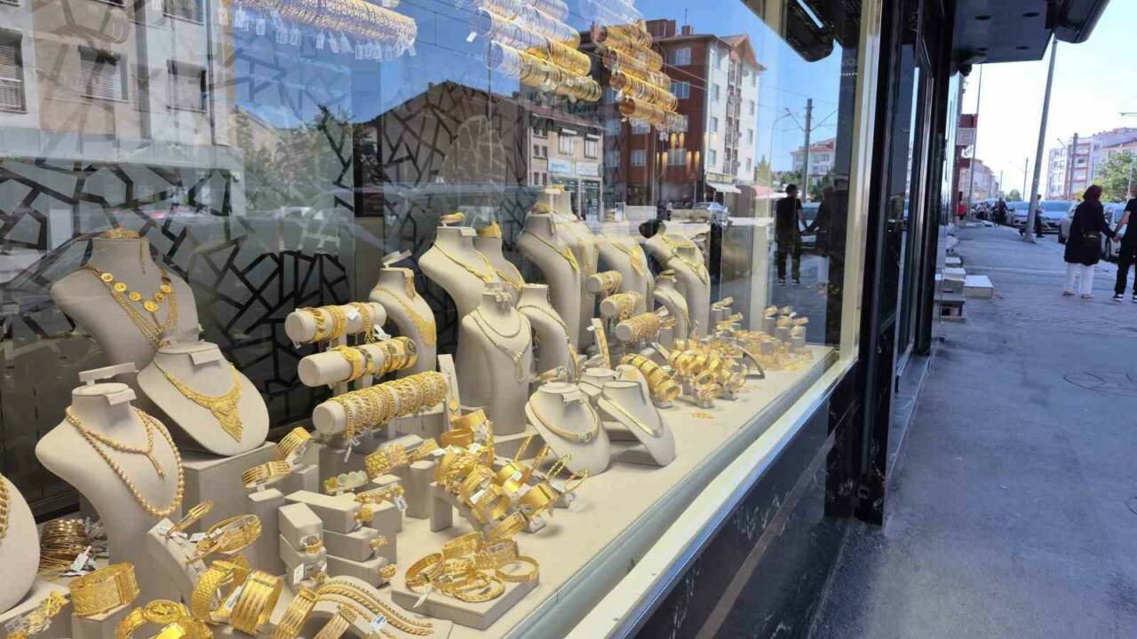 Yaşlı adam milyonlarca lira dolandırılmaktan son anda kurtarıldı 3 yasli adam milyonlarca lira dolandirilmaktan son anda kurtarildi f01339fd078d
