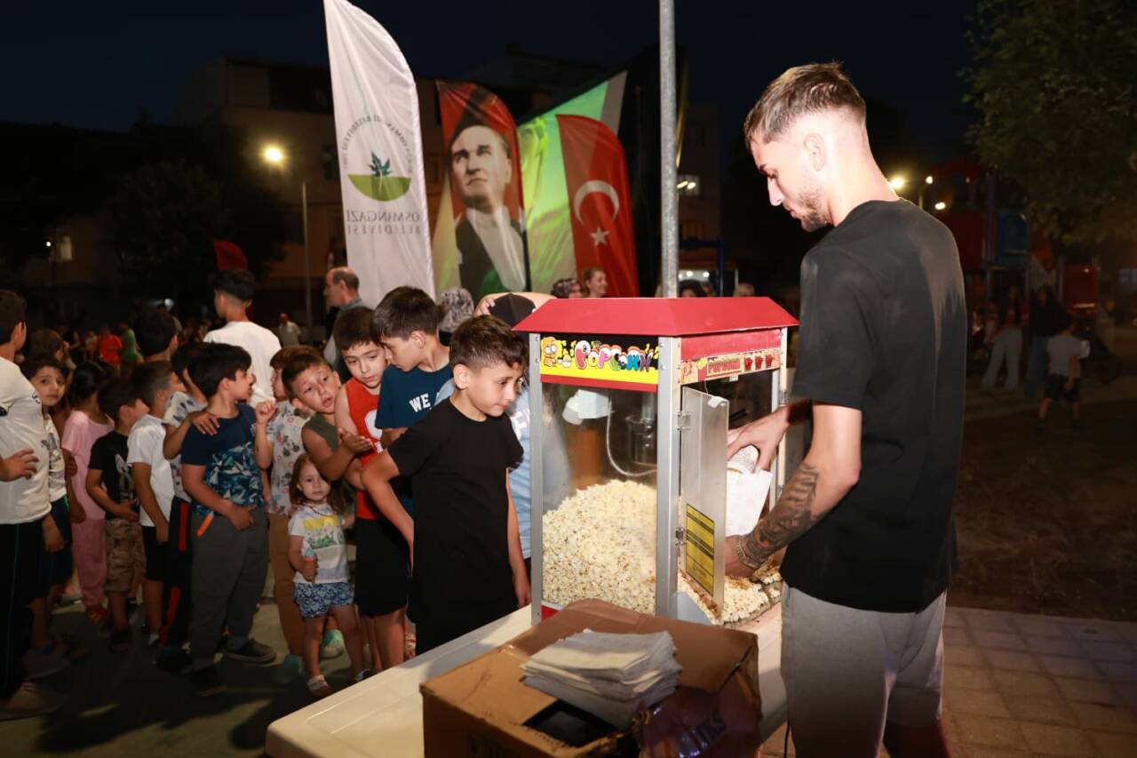Osmangazi Belediyesi’nin Yazlık Sinemasına Çocuklardan Yoğun İlgi (Görüntülü)