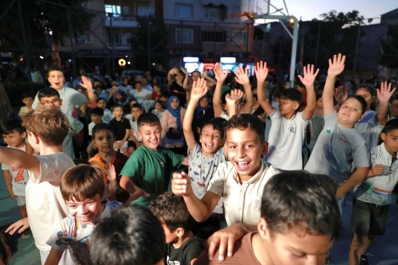Osmangazi Belediyesi’nin Yazlık Sinemasına Çocuklardan Yoğun İlgi (Görüntülü)
