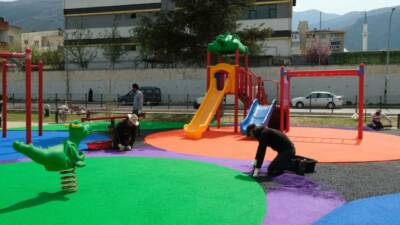Yıldırım Belediyesi, yaz döneminde parklardaki bakım ve onarım çalışmalarını yoğunlaştırdı.