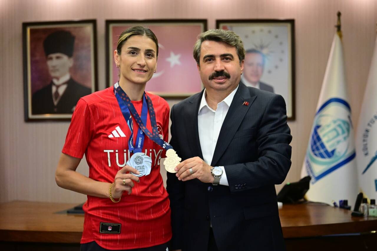 Fwd: [BASIN BÜLTENİ-FOTOĞRAFLI] MİLLİ TEKVANDOCU HATİCE KÜBRA İLGÜN, MADALYA SEVİNCİNİ BAŞKAN OKTAY YILMAZ'LA PAYLAŞTI