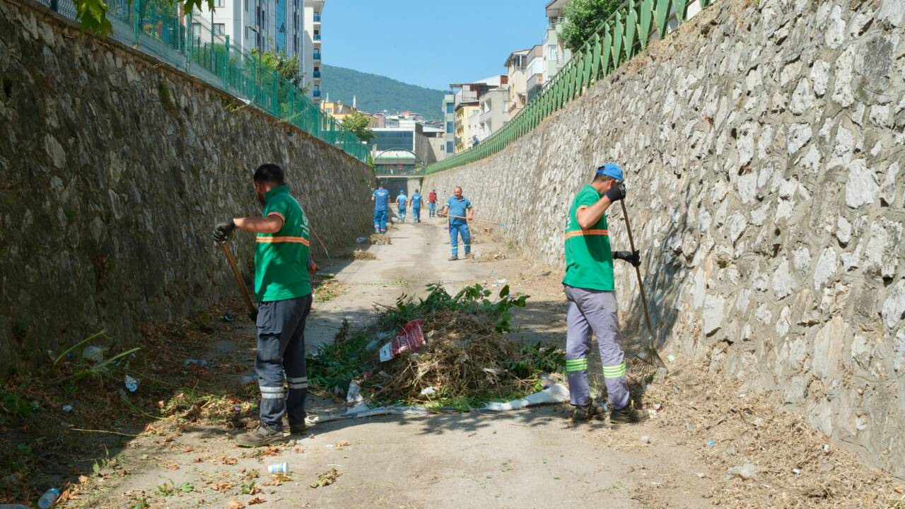 Bursa'da detaylı temizlik! İlçe dip köşe yıkandı 5 Bursa'da detaylı temizlik! İlçe dip köşe yıkandı