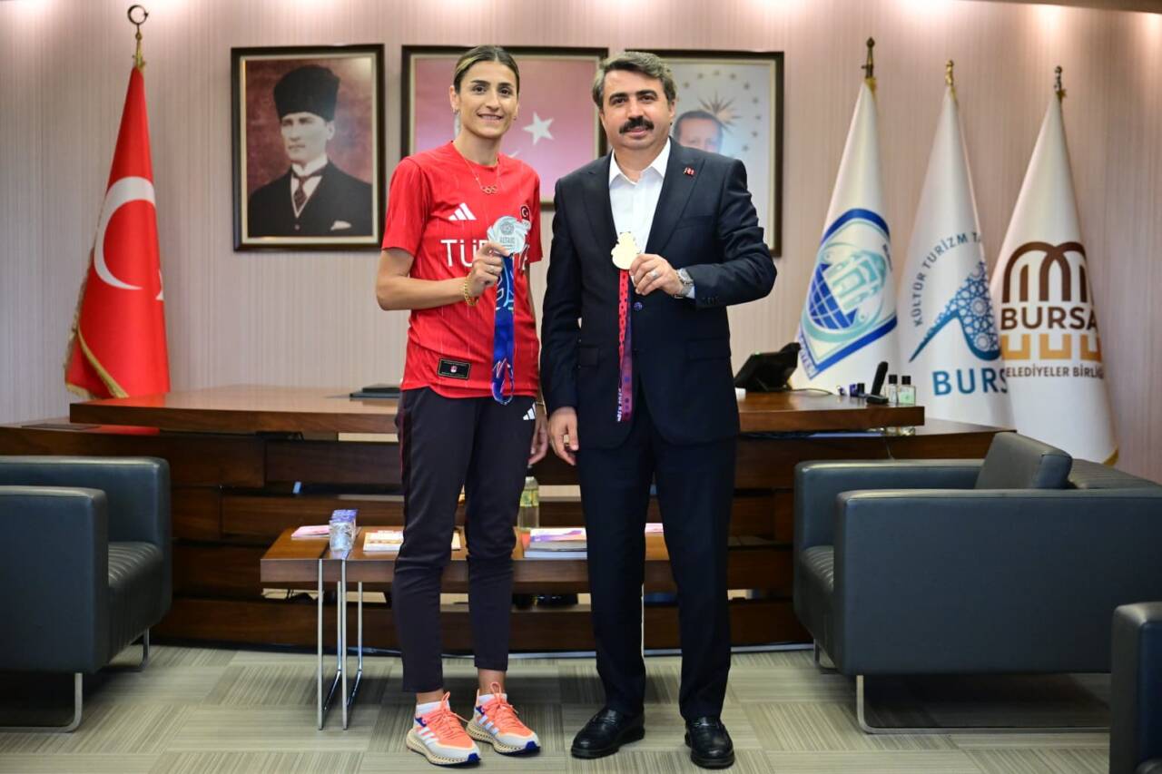Fwd: [BASIN BÜLTENİ-FOTOĞRAFLI] MİLLİ TEKVANDOCU HATİCE KÜBRA İLGÜN, MADALYA SEVİNCİNİ BAŞKAN OKTAY YILMAZ'LA PAYLAŞTI