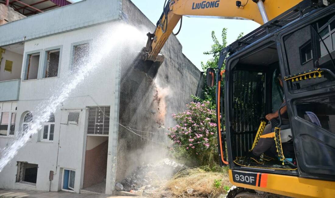 Bursa’da dev dönüşümde 2. etap! O mahallede eski binalar yıkılıyor Yıldırım Belediyesi, kentsel dönüşüm çalışmalarını aralıksız sürdürüyor. Yıldırım’ın dört bir