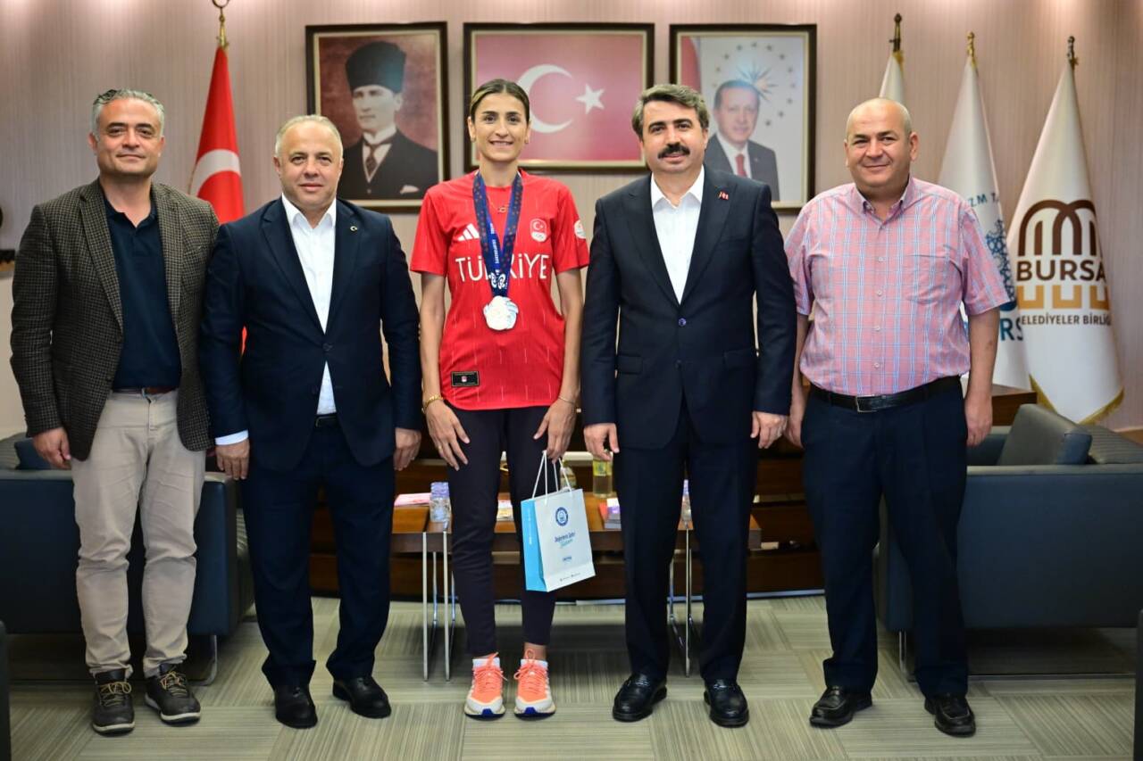 Fwd: [BASIN BÜLTENİ-FOTOĞRAFLI] MİLLİ TEKVANDOCU HATİCE KÜBRA İLGÜN, MADALYA SEVİNCİNİ BAŞKAN OKTAY YILMAZ'LA PAYLAŞTI
