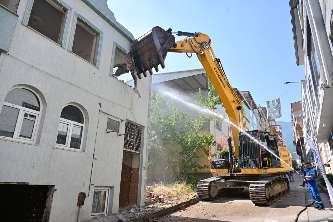 Bursa'da dev dönüşümde 2. etap! O mahallede eski binalar yıkılıyor 2 Bursa'da dev dönüşüm hızlandı! O mahallede 2. etap başladı