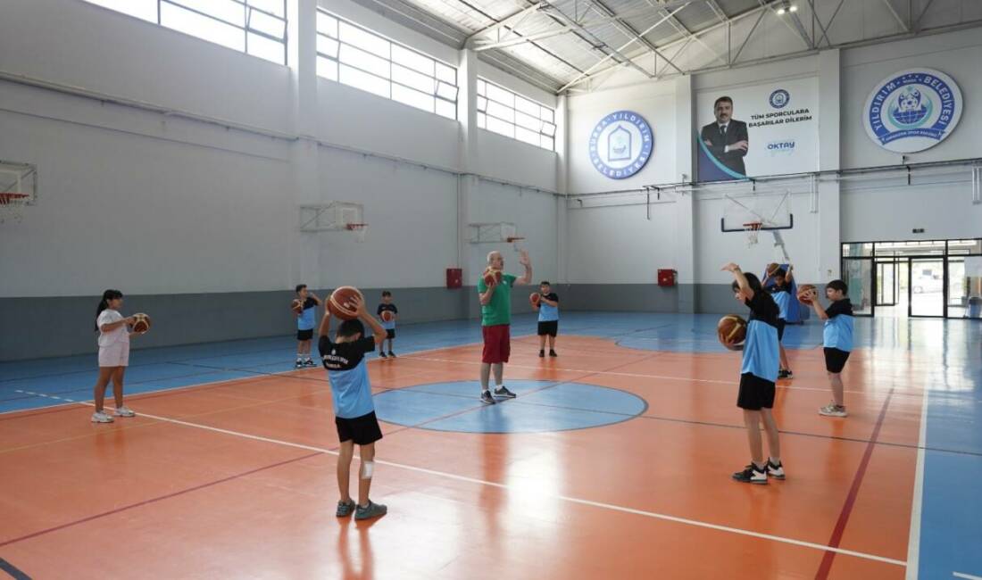 Bursa’da binlerce çocuk sporla buluşuyor Yıldırım Belediyesi’nin düzenlediği Yaz Spor Okulları, binlerce çocuğu sporla buluşturuyor.