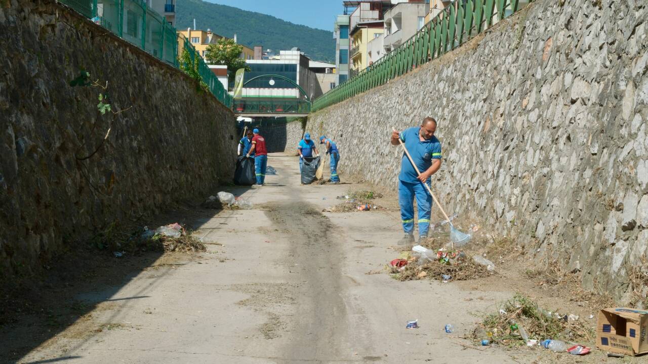 Bursa'da detaylı temizlik! İlçe dip köşe yıkandı 2 Bursa'da detaylı temizlik! İlçe dip köşe yıkandı
