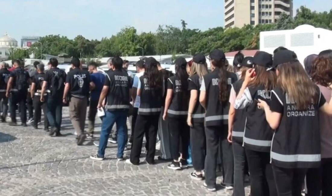 ‘Yeni nesil’ suç örgütlerine operasyon: 55 tutuklama Ankara'da "yeni nesil" suç örgütlerine yönelik operasyonda gözaltına alınan şüphelilerden