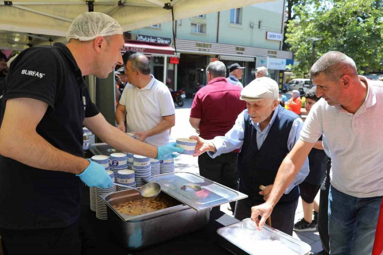 Bursa'da aşure bereketi: Bu kez orada dağıtıldı 3 yenisehirde asure bereketi 1a9ccff6d3bb