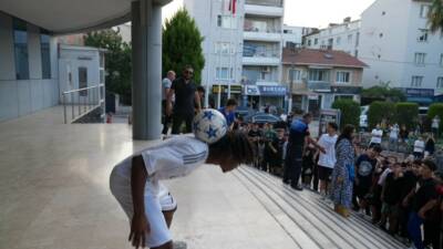 Sosyal medyada dünyaca ünlü futbolcu Eduardo Camavinga’ya olan benzerliğiyle tanınan