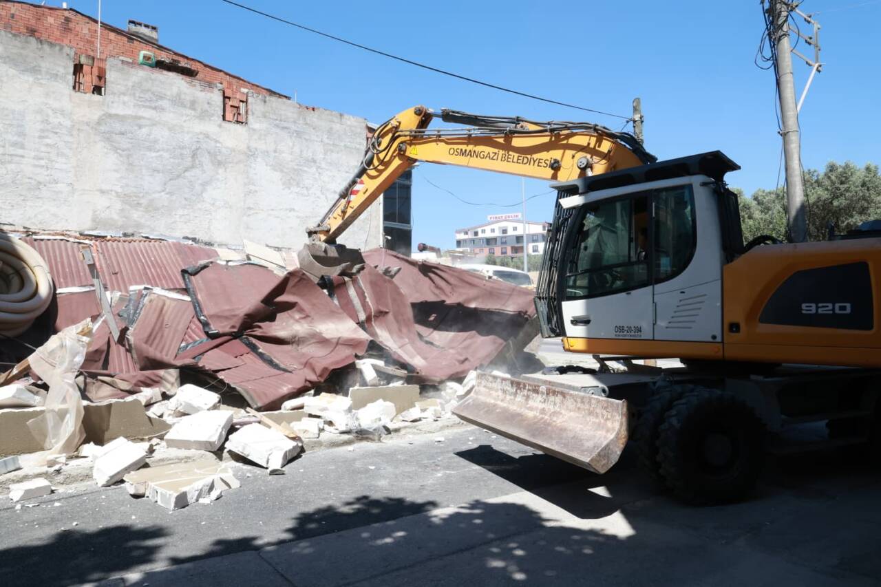 Bursa'da kaçak yapıya kepçe darbesi! 3 Osmangazi’de Kaçak Yapılara Geçit Yok (Görüntülü)
