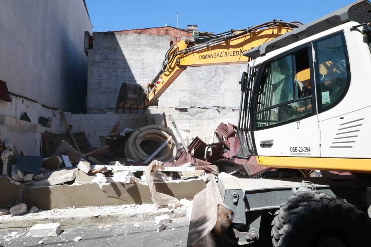 Bursa'da kaçak yapıya kepçe darbesi! 4 Osmangazi’de Kaçak Yapılara Geçit Yok (Görüntülü)