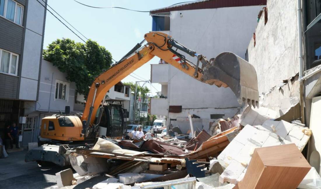 Bursa’da kaçak yapıya kepçe darbesi! Kaçak yapılaşmayla mücadelesini kararlılıkla sürdüren Osmangazi Belediyesi, kent estetiğini bozan