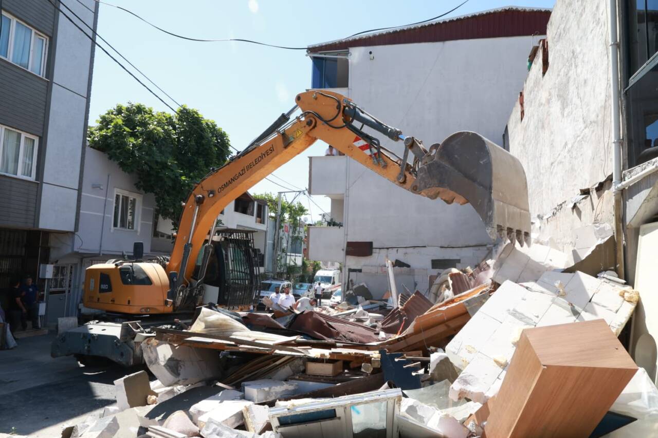 Bursa'da kaçak yapıya kepçe darbesi! 6 Osmangazi’de Kaçak Yapılara Geçit Yok (Görüntülü)