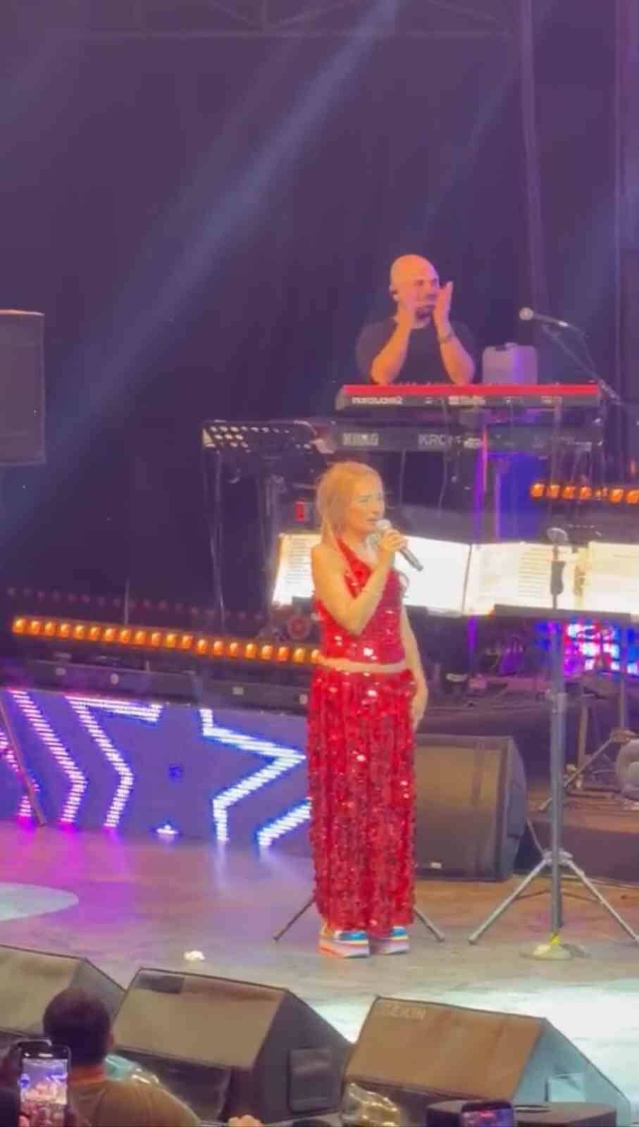 Bursa'da sahne alan Yıldız Tilbe'den şok eden sözler 3 yildiz tilbeden sahnede sok eden dogum gunu cikisibiten bir omrun neyini kutlayacagim 36a5fd65e60f
