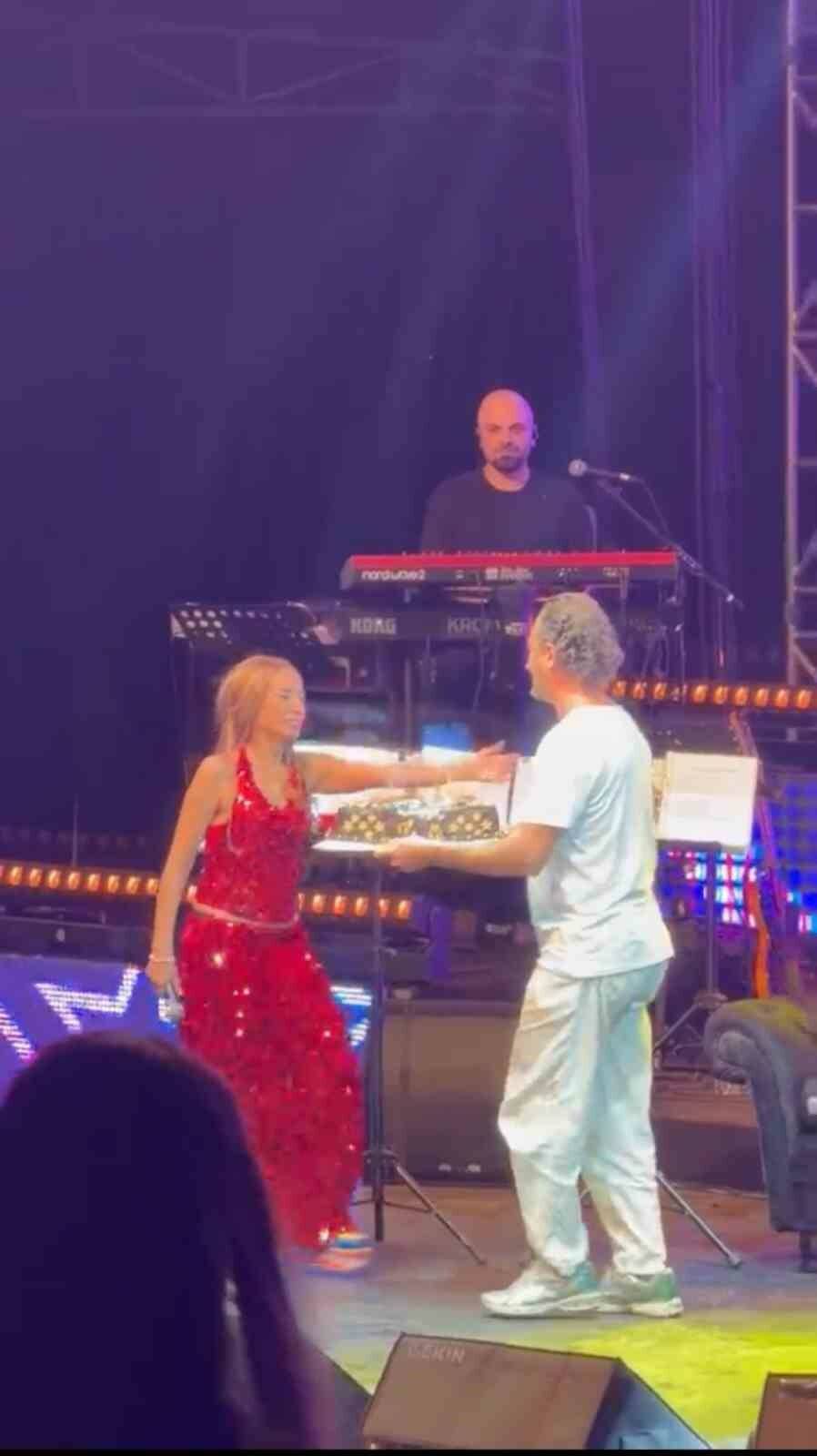 Bursa'da sahne alan Yıldız Tilbe'den şok eden sözler 4 yildiz tilbeden sahnede sok eden dogum gunu cikisibiten bir omrun neyini kutlayacagim a230fd078704