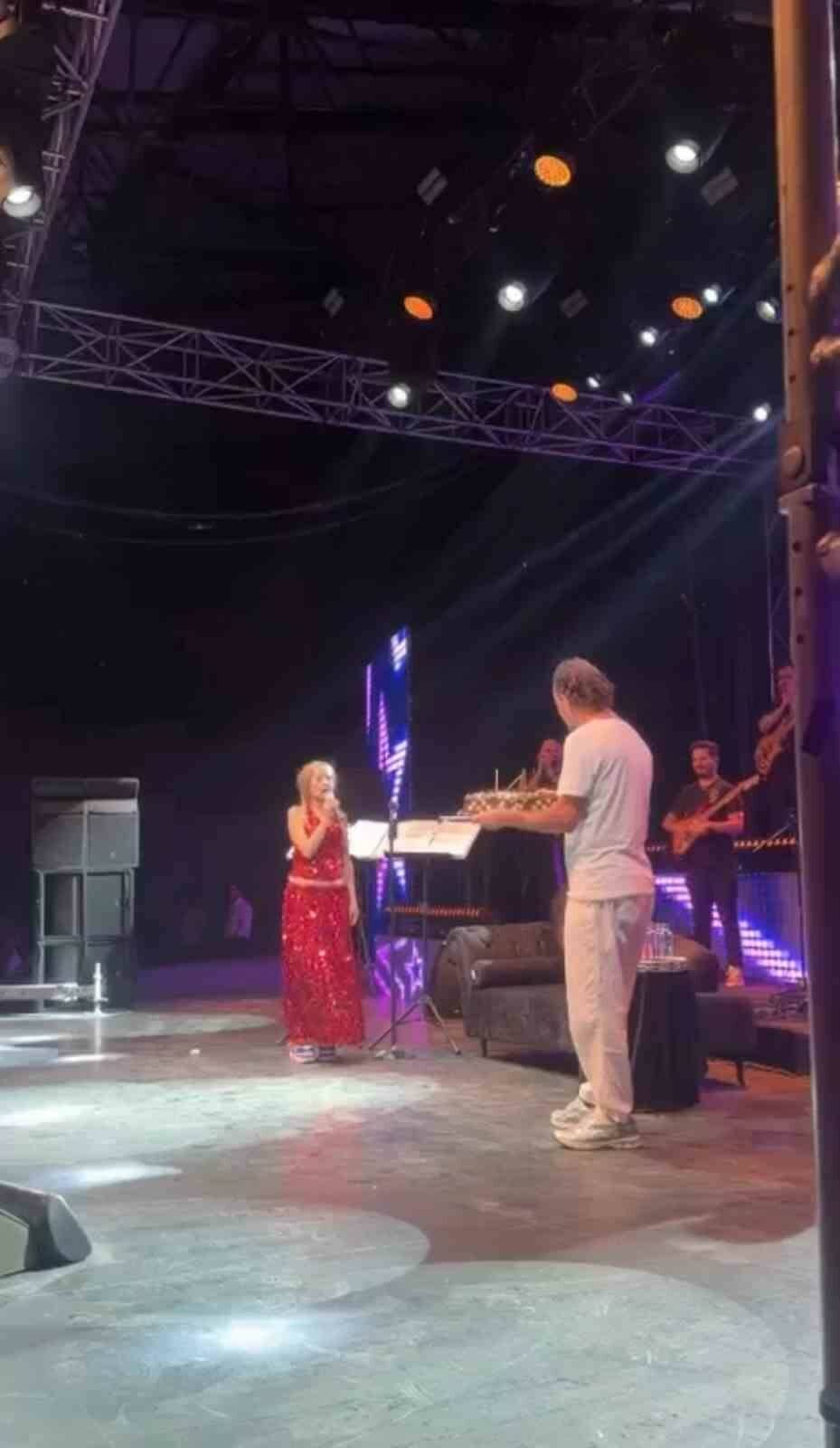 Bursa'da sahne alan Yıldız Tilbe'den şok eden sözler 1 yildiz tilbeden sahnede sok eden dogum gunu cikisibiten bir omrun neyini kutlayacagim a78397e2c1a2